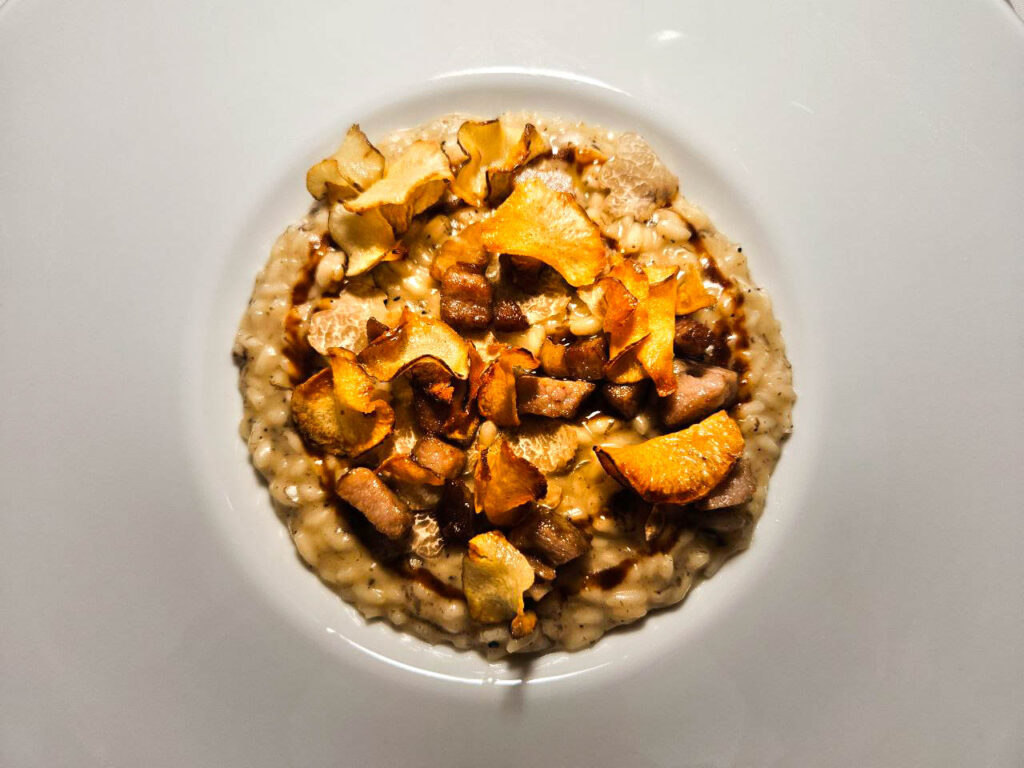 Un'immagine di presentazione di un piatto di alta cucina, un risotto ai funghi